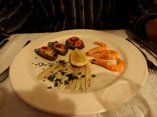 Plateau de fruits de mer — moules, gambas et anchois marinés au citron