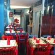 Salle intérieure de Bali Beach — murs bleu océan, chaises rouges