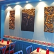 Intérieur de Bali Beach — panneaux de Bouddha balinais sculptés et murs bleu océan