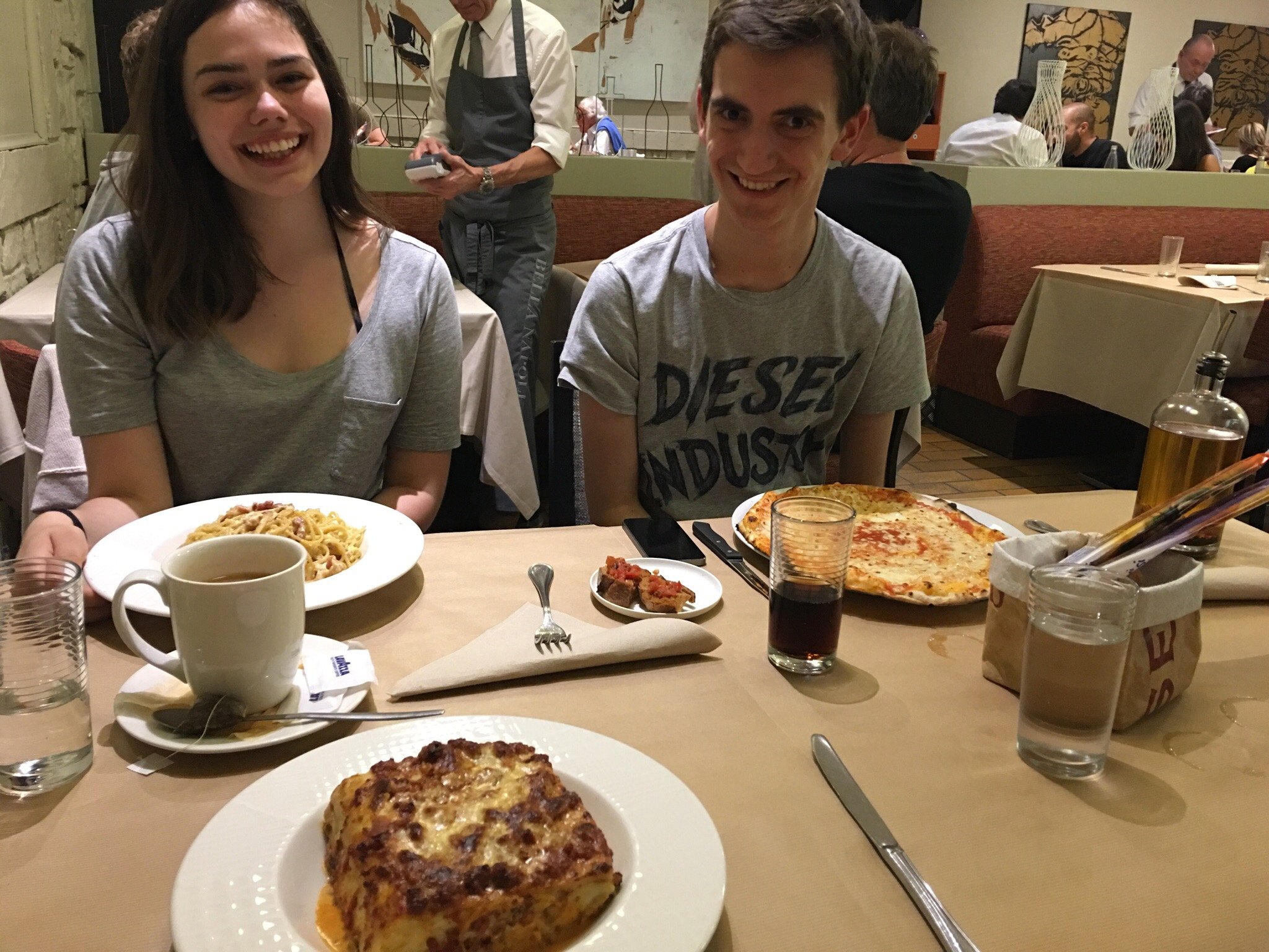 Convives à table chez Bella Napoli