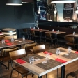 Chaises colorées et ambiance vintage, Bistrot Burger