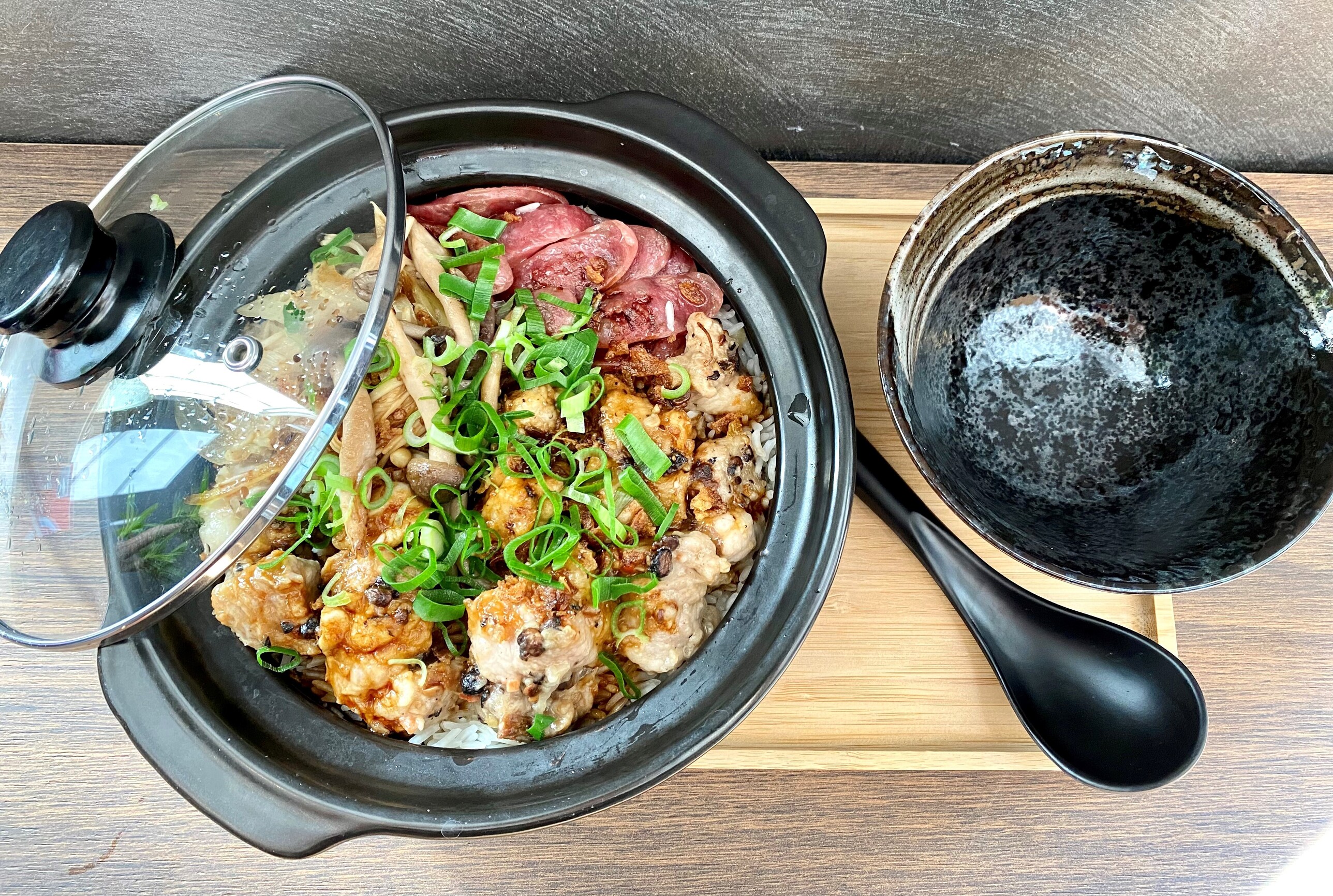Riz bo zai fan en cocotte d'argile, plat signature de la maison