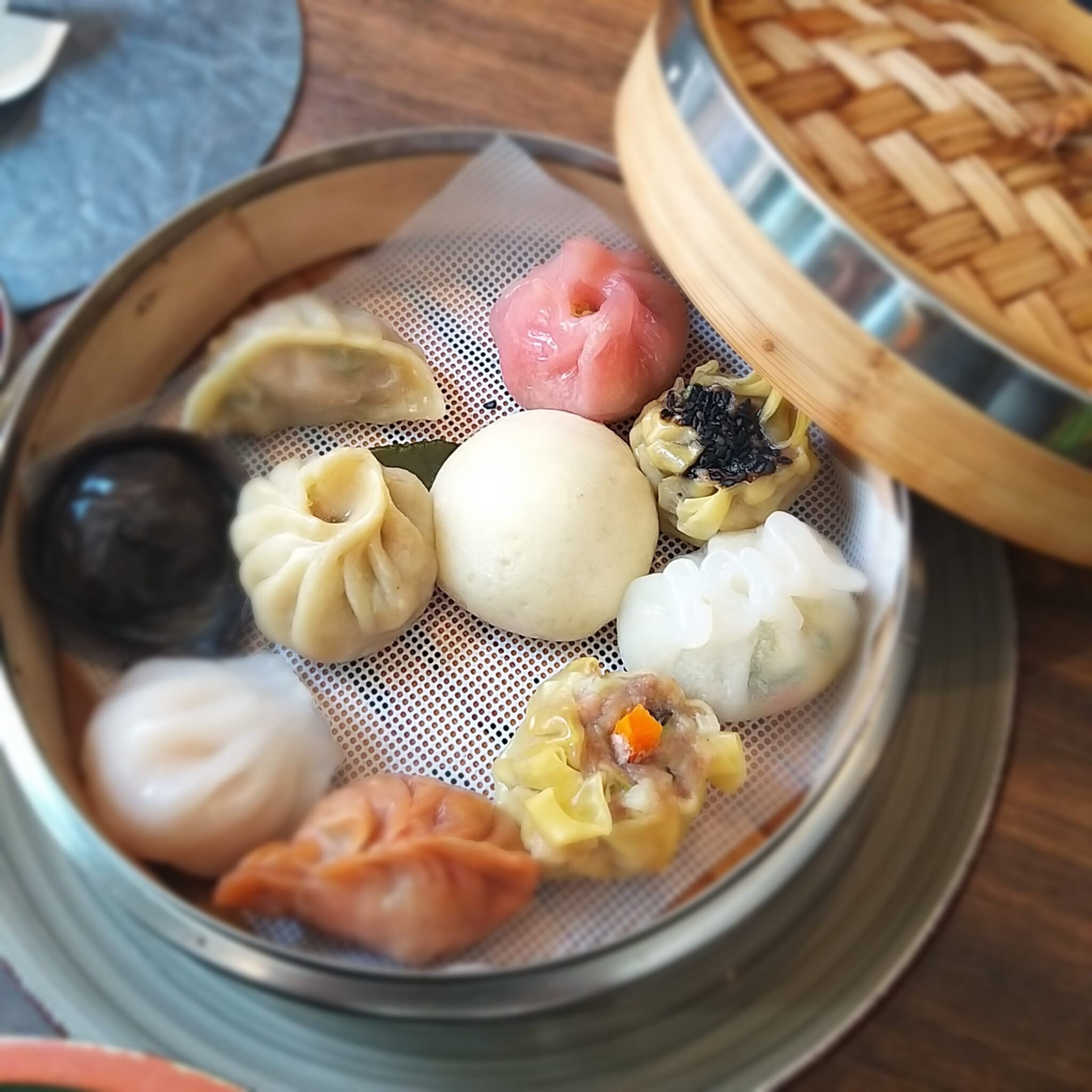 Assortiment de dim sum dans un panier vapeur en bambou