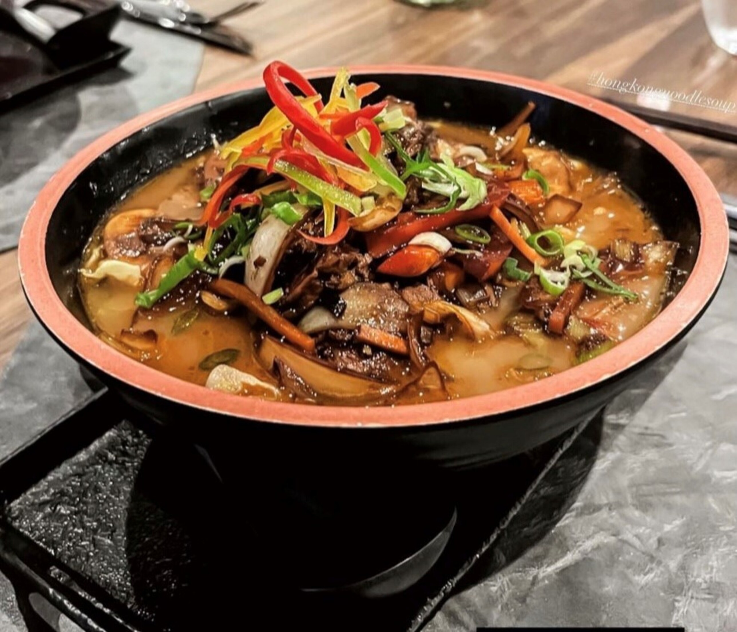 Soupe de nouilles façon Hong Kong, bœuf et légumes