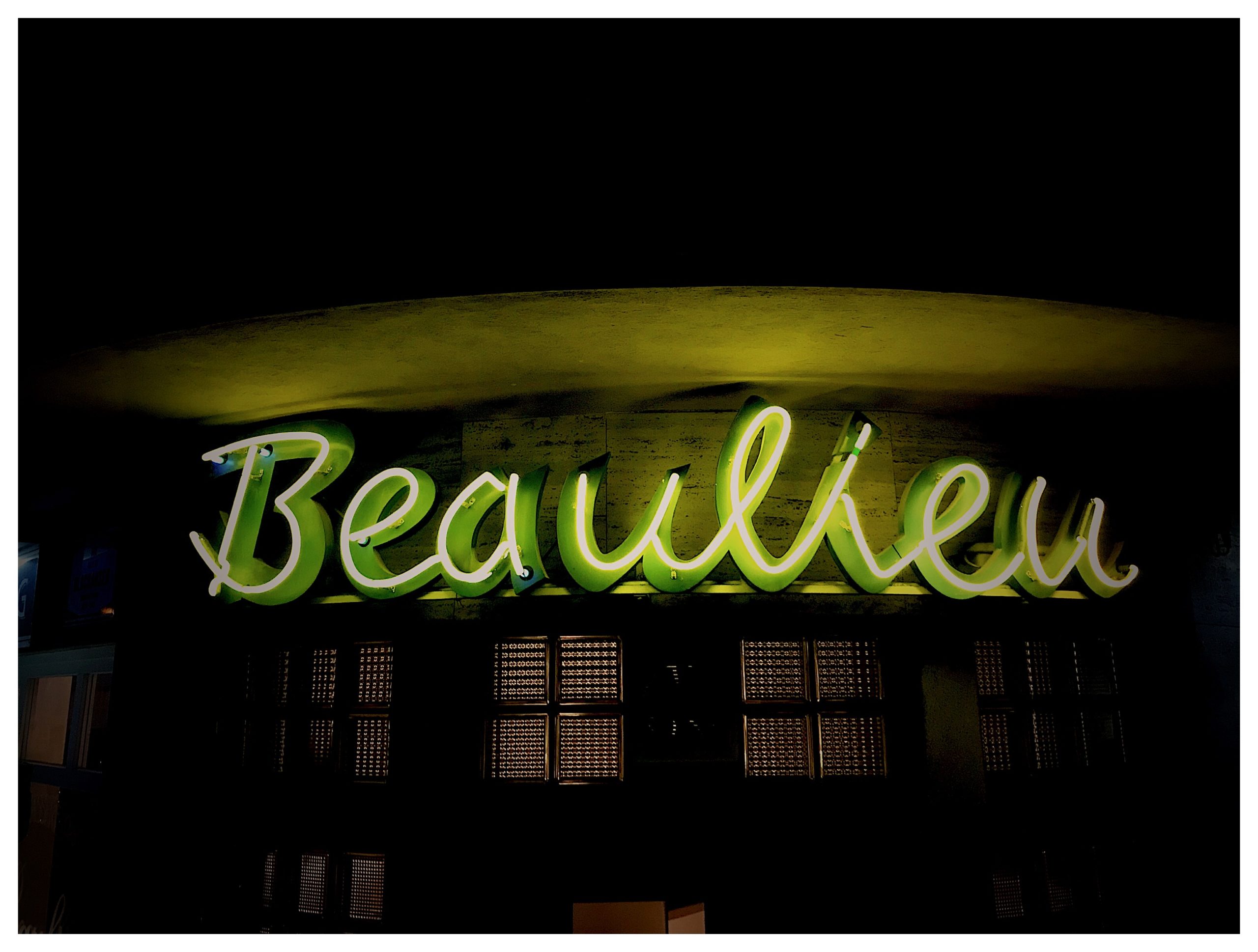 Enseigne néon Beaulieu de nuit — la signature visuelle de la brasserie