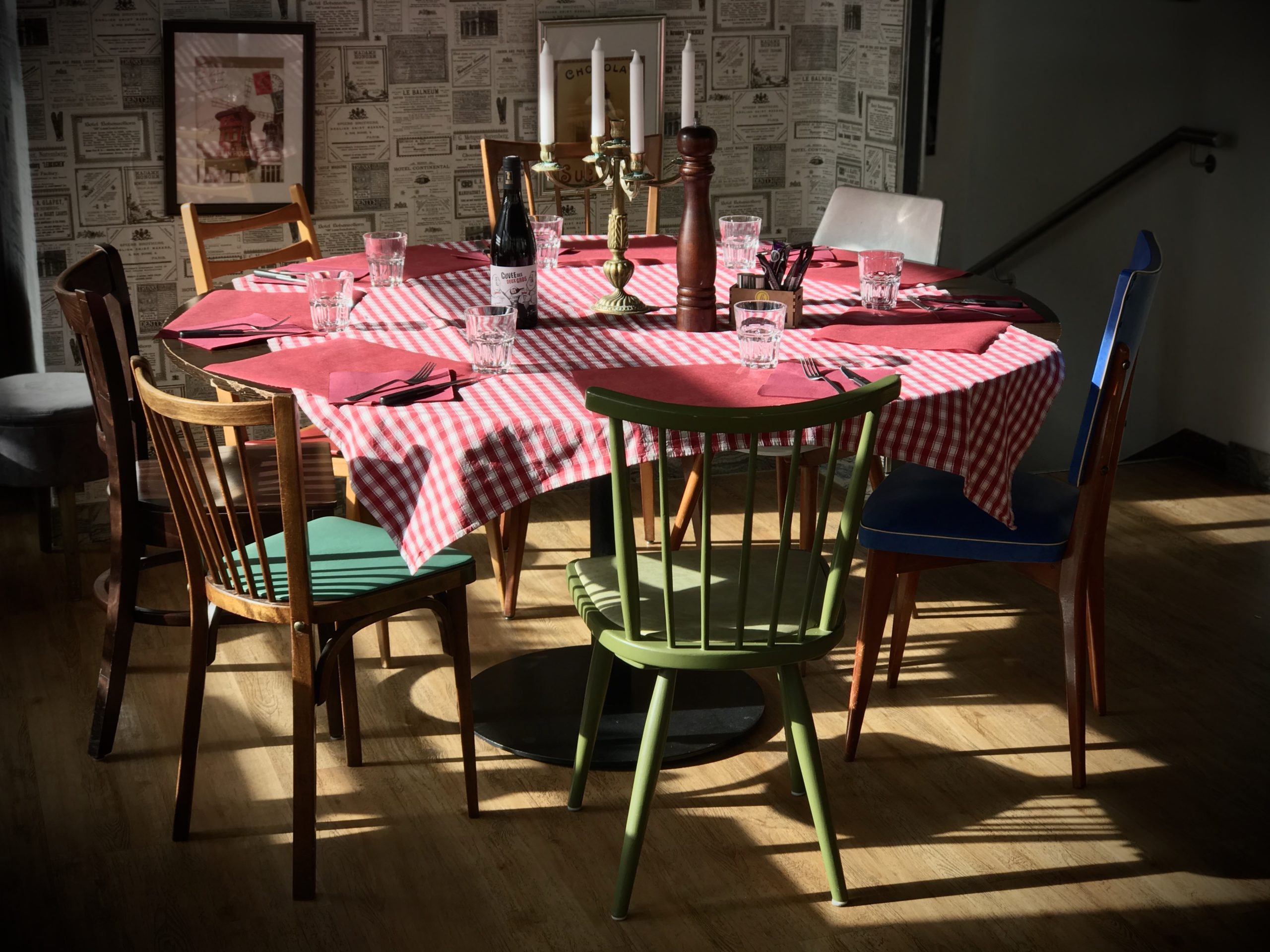 Salle intérieure de la Brasserie Beaulieu — nappes vichy rouge et blanc, atmosphère chaleureuse