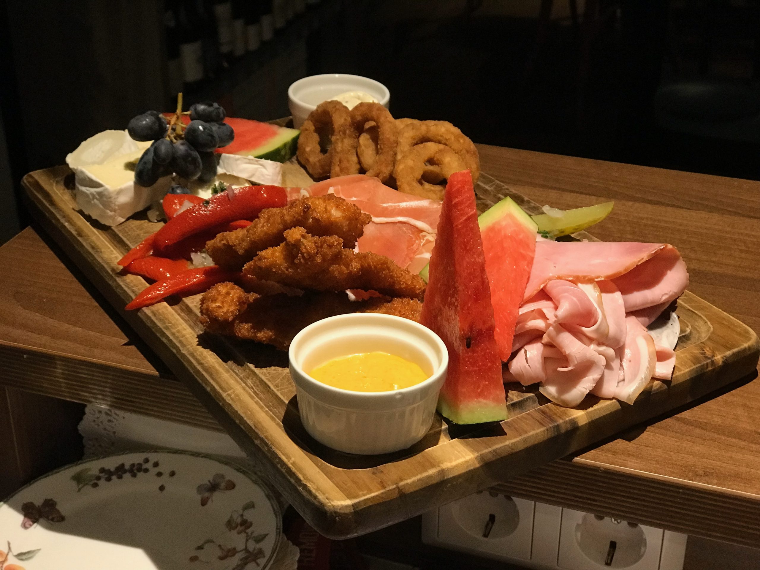 Plateau apéritif Brasserie Beaulieu — charcuterie, fromages, calamars, jambon