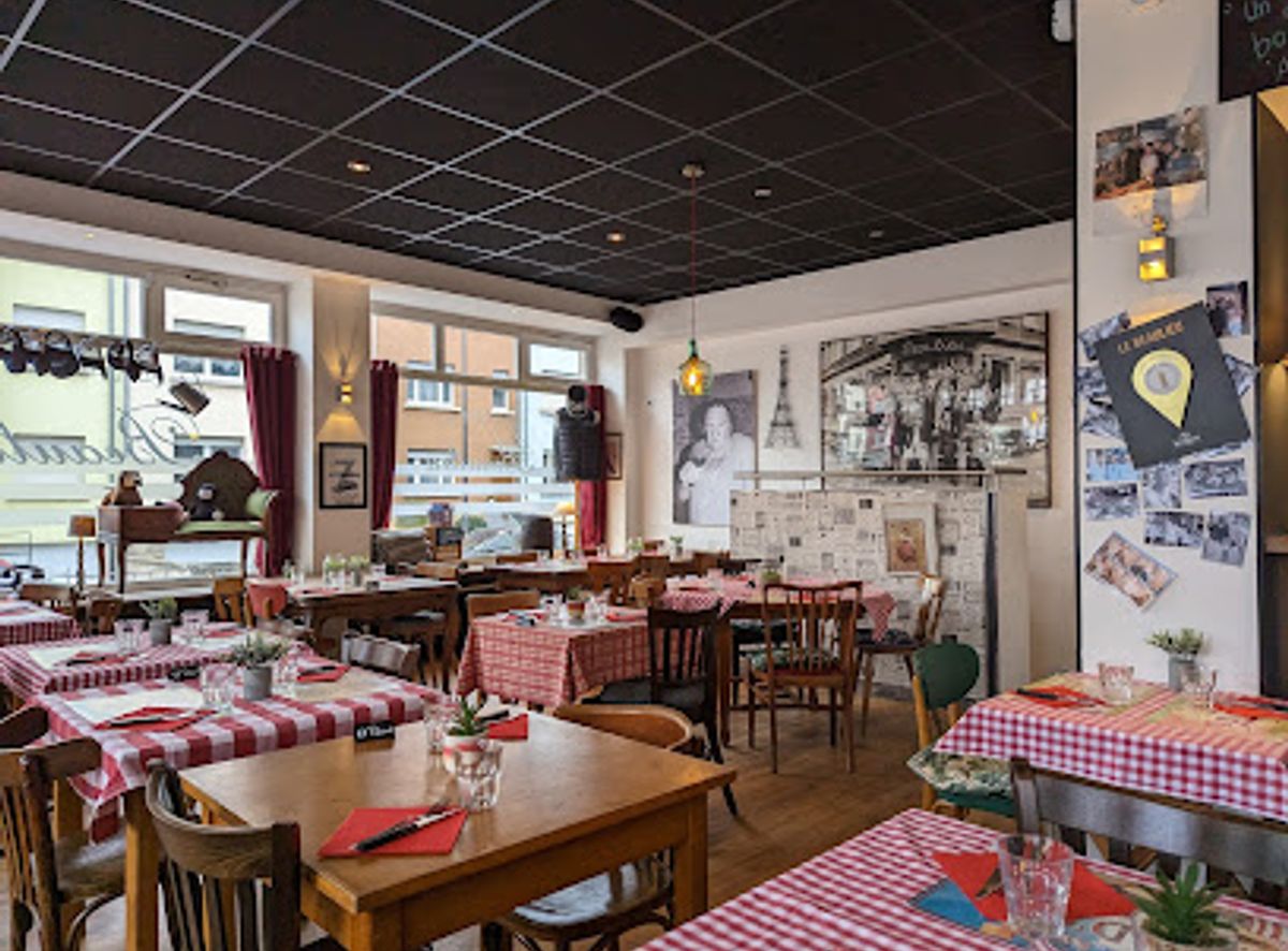Salle intérieure Brasserie Beaulieu — nappe vichy, lumière chaude