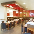Vue d'ensemble de la salle Chez Fox — plafonds rouges, ambiance brasserie