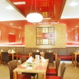 Salle intérieure de Chez Fox — plafonds rouges, tables dressées, ambiance brasserie