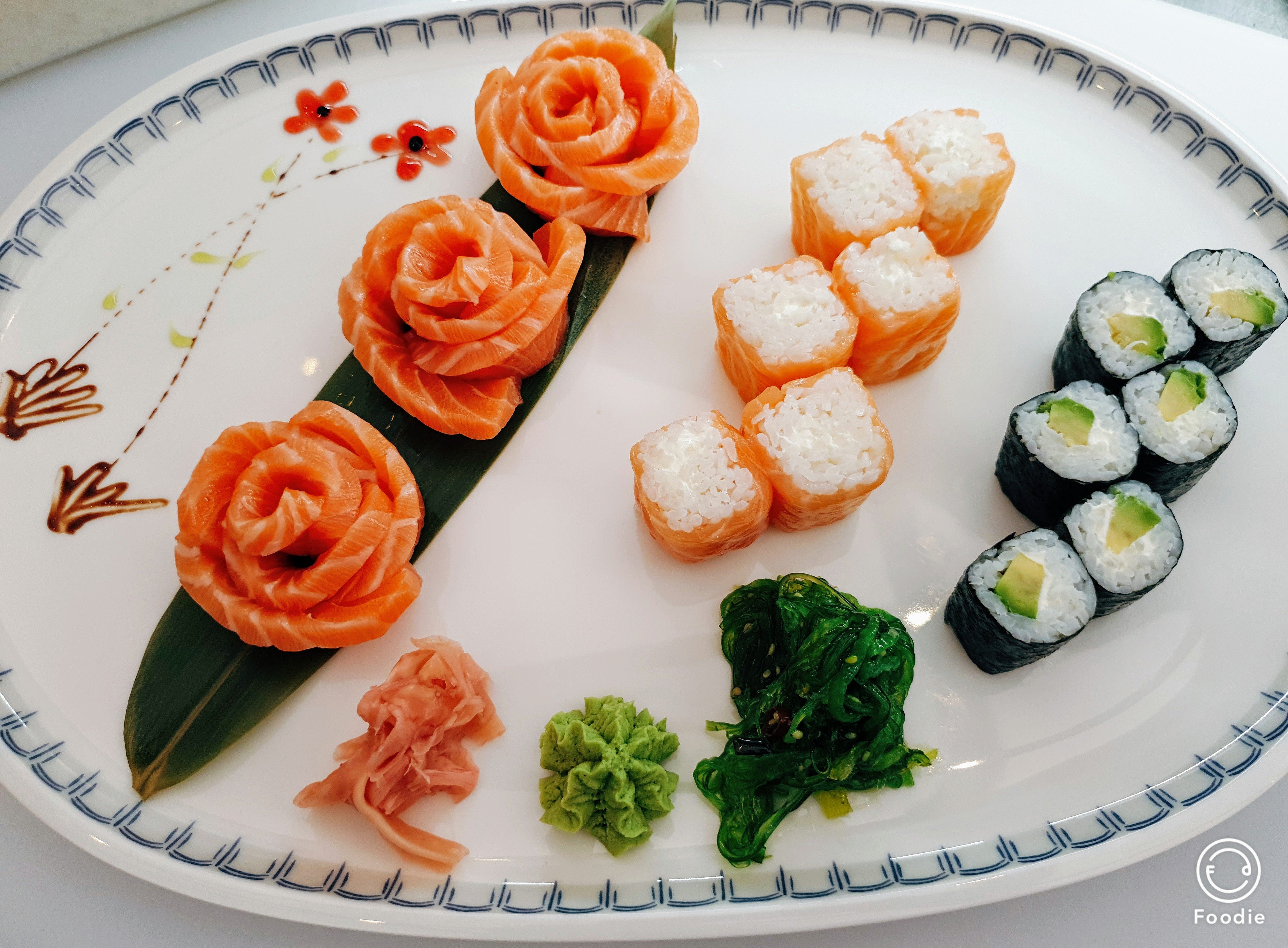 Plateau de sushis saumon, California rolls et makis avocat — D&C Restaurant