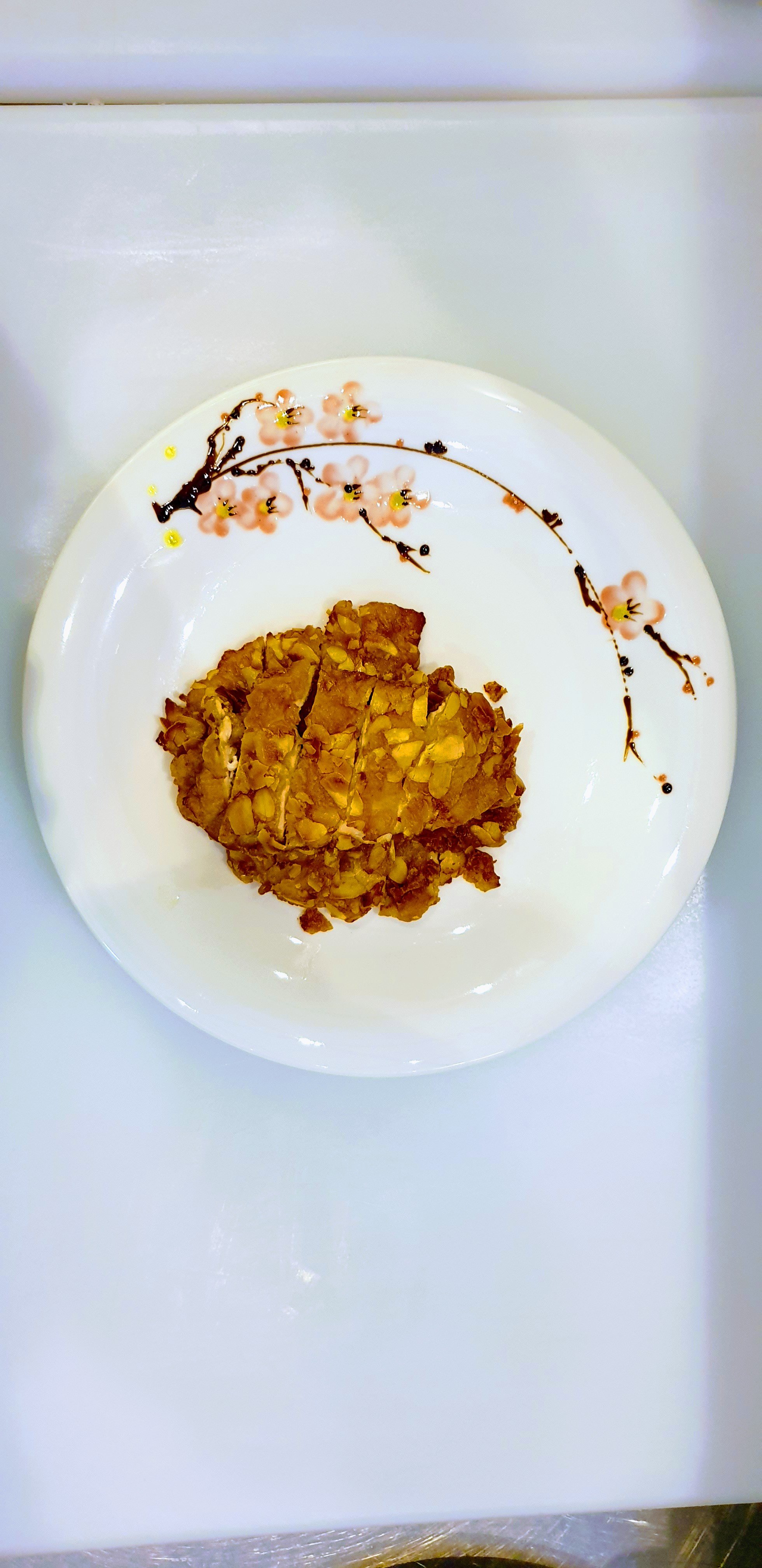 Poulet pané aux amandes effilées sur assiette cerisier — D&C Restaurant