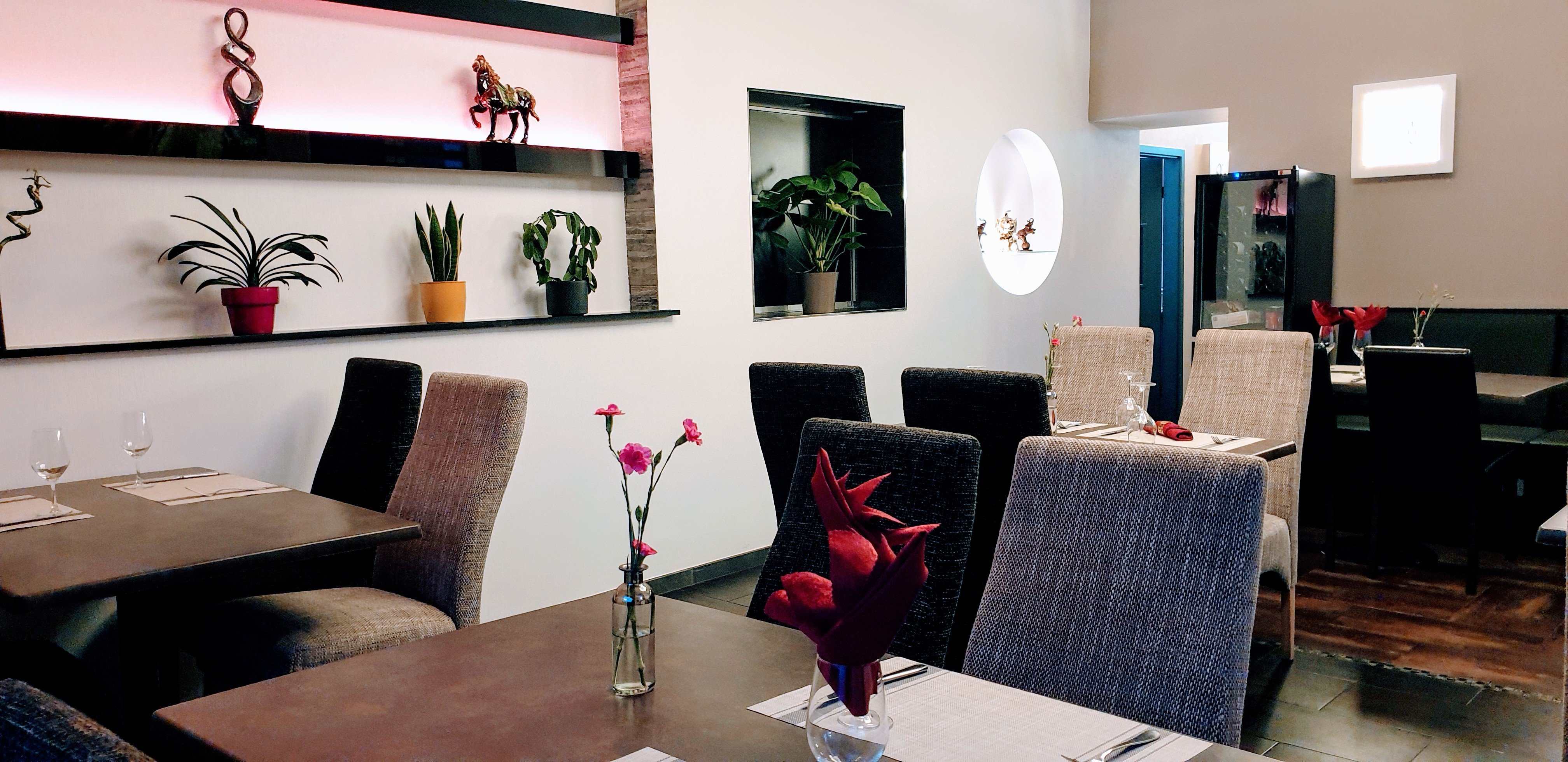 Salle du D&C Restaurant — chaises capitonnées, éclairage chaleureux, Howald