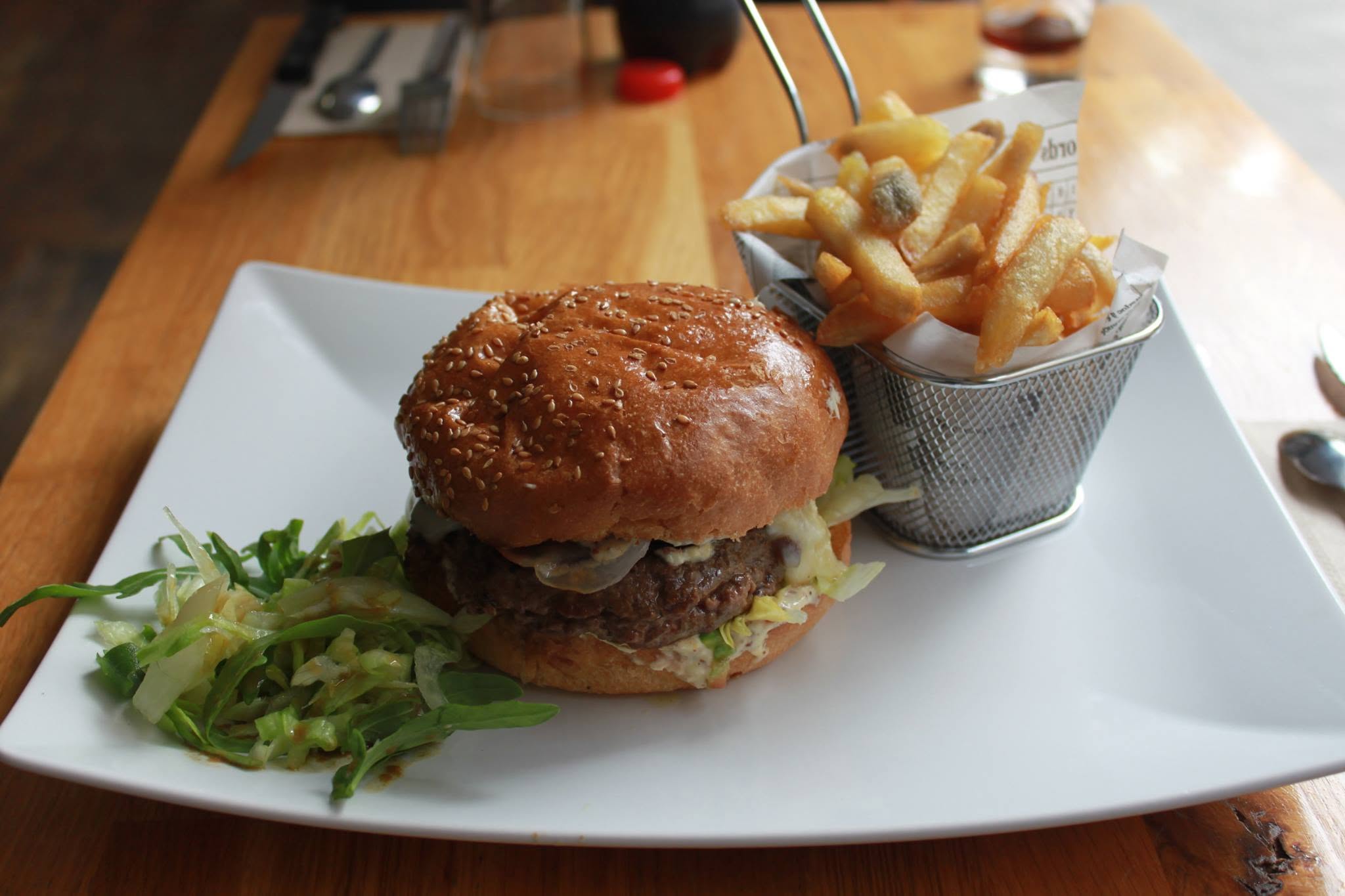 Burger signature Lux'Burgers avec frites belges