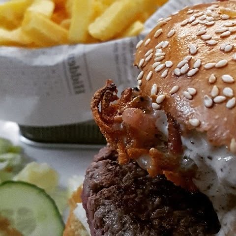 Gros plan d'un burger Lux'Burgers