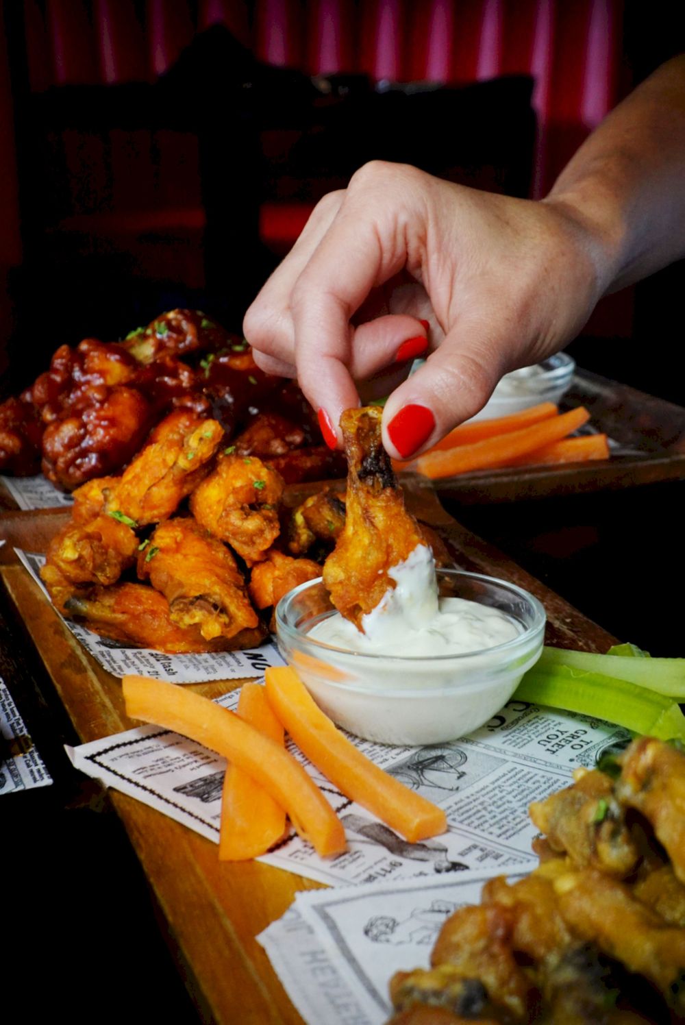 Buffalo wings trempées dans la sauce blue cheese à The Game